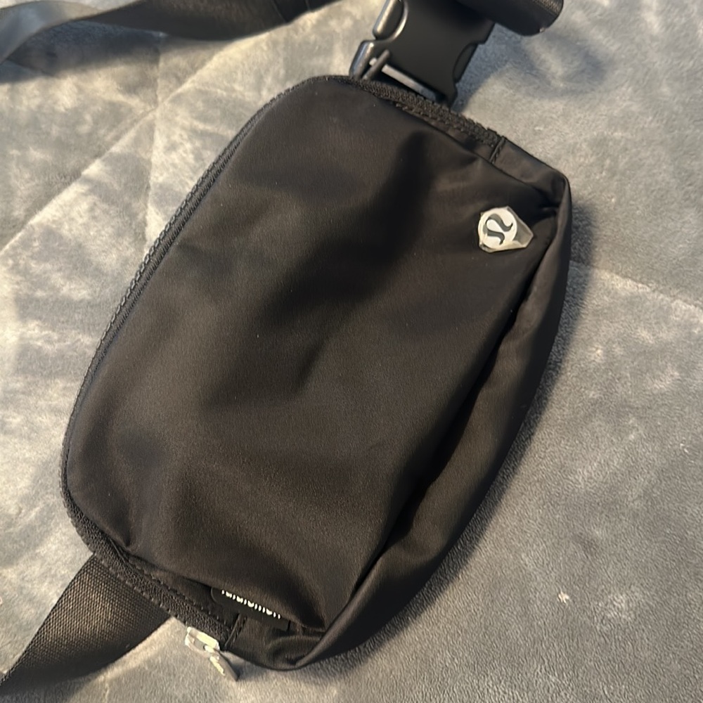 Lululemon everywhere belt bag black